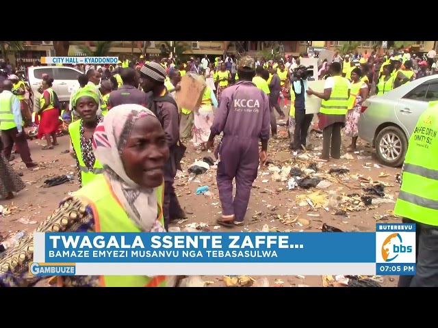 Abakozi Ba KCCA Bazzeemu Okwekalakaasa, Bamaze Emyezi Musanvu nga Tebasasulwa class=