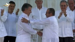 Colombia, FARC rebels sign historic peace deal