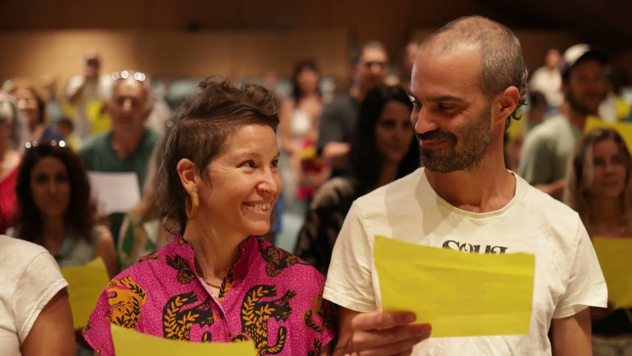 שירת המונים -על כל אלה, קהילת המפונים יחד עם קהילת ניר דוד.