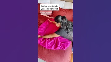 Easiest way to fold a fitted sheet #shorts #cleaning #trendingshorts #foldinghacks #laundryhacks