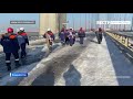 Сотрудники МЧС продолжают очищать мост на остров Русский