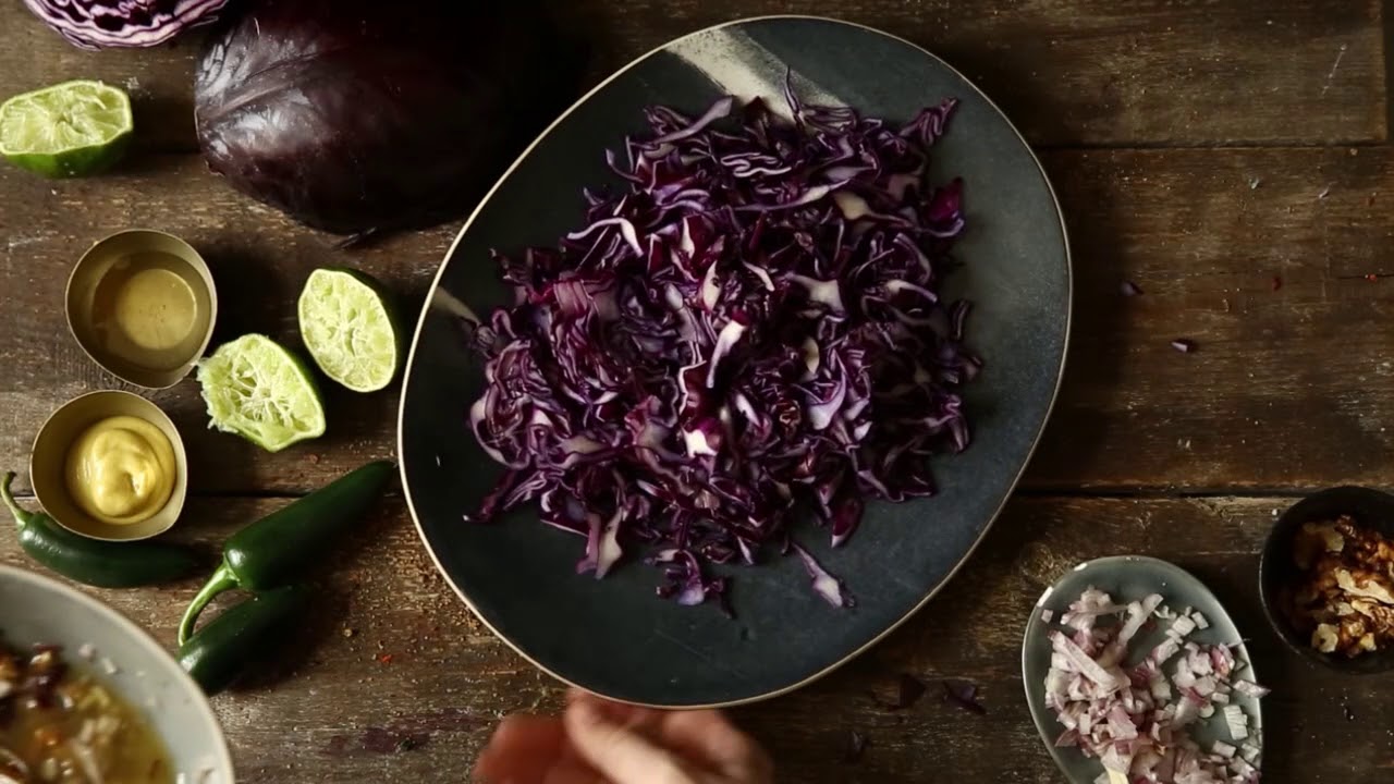 Tacchino piccante con cavolo rosso, insalata e noci - YouTube