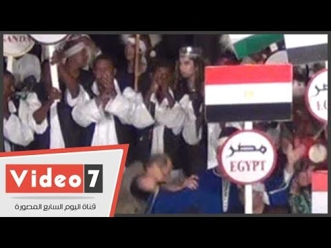 بالفيديو سقوط رئيس مهرجان الطبول فى حفل الافتتاح