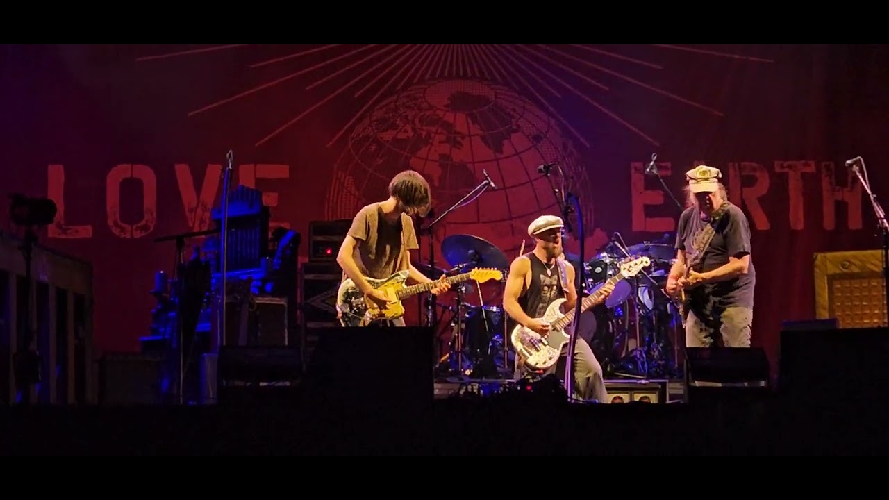 Neil Young – Rockin' in the Free World (10 Minute Version) (Neil’s Version) (From Hyde Park)