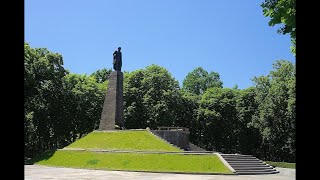 На могиле Тараса Шевченко в Каневе установлен бронзовый памятник