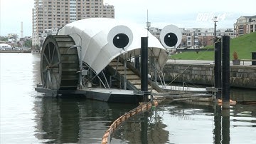 (VTC14)_Cỗ máy dọn sạch 500 tấn rác chạy bằng năng lượng mặt trời