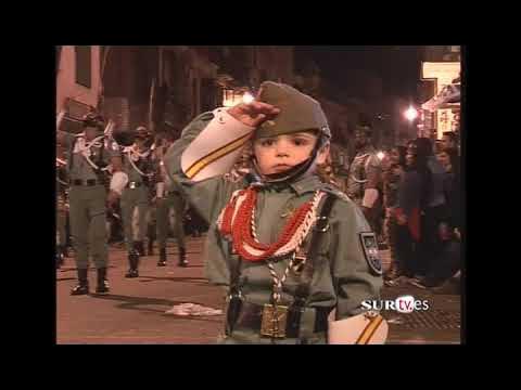 Un niño vestido de legionario al público en la de los en - YouTube