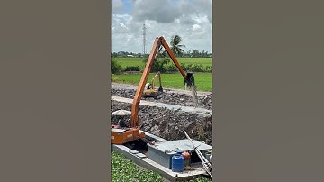 Xe cuốc mỏ vịt múc nước rửa đường #shorts