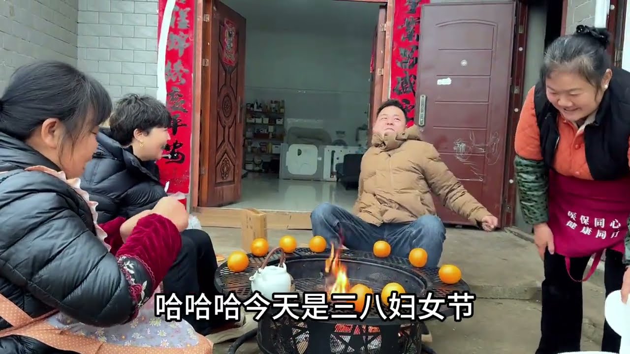 天冷了就该这样，一家人围着火炉唠家常，这才是农村冬天的快乐！