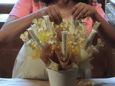 Como hacer un arreglo con dulces y conejitos - YouTube Como hacer un arreglo con dulces y conejitos - YouTube