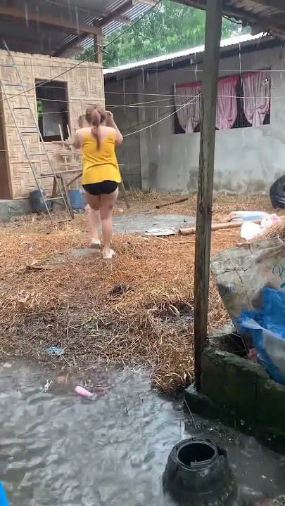 Tante montok mandi hujan sambil pamer paha mulusnya