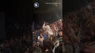 Crowd Goes Wild as SZA Fan Breaks Out Incredible Dance Moves at Melbourne Concert