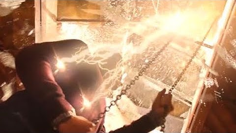 The Flash [5x8] Barry time travels to Particle Accelerator Explosion Part 2