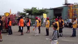 各宮廟分列式排隊等進場接受教閱 台灣第一香台南西港慶安宮刈香廟會