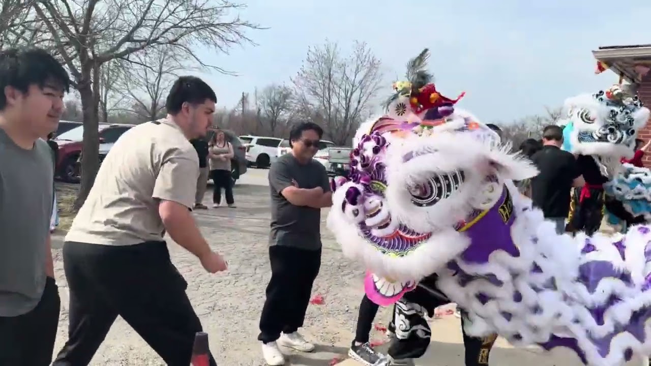 Angelina đi chùa ngày rằm xem múa lân đốt pháo cầu bình an.Angelina goes to the temple.#dichua