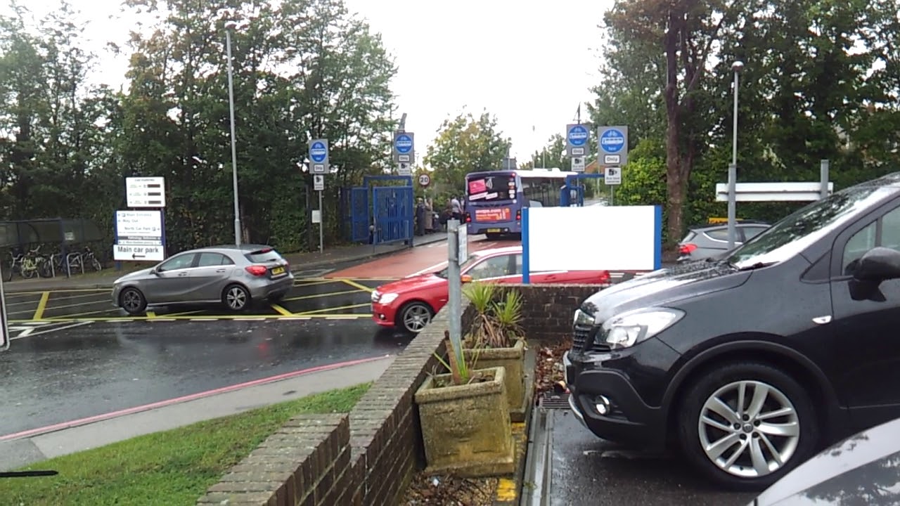 FirstBus Solent 63190 SN14 EBC leaving QA Hospital