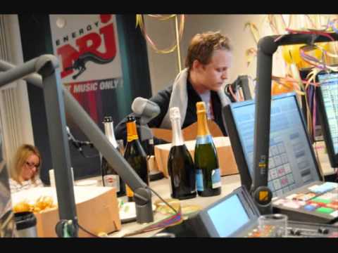 NRJ 3rs firande. Andreas Weise sjunger