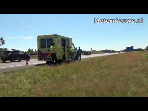 Auto op de kop de sloot in opp A7 bij marum