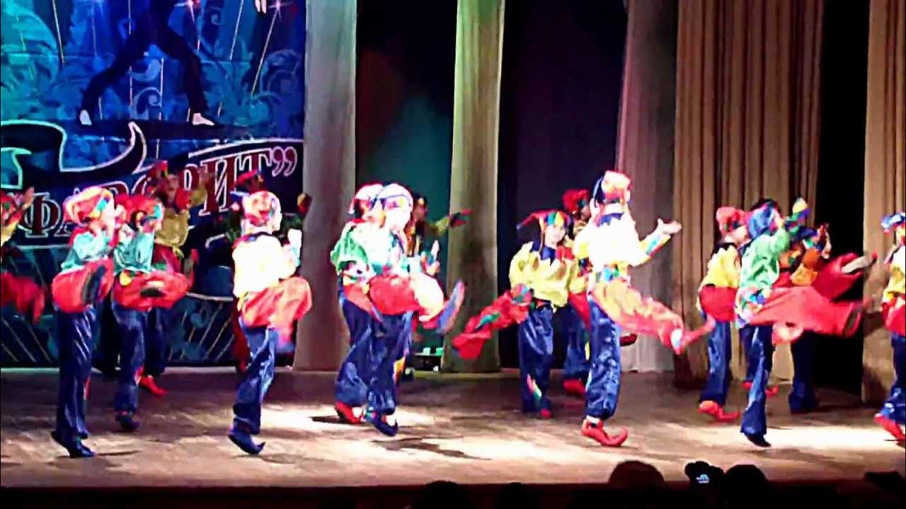 скоморох. танец скоморохов в детском саду. ансамбль жемчужинки прикамья. костюм царя гороха. танец скоморохи купино.