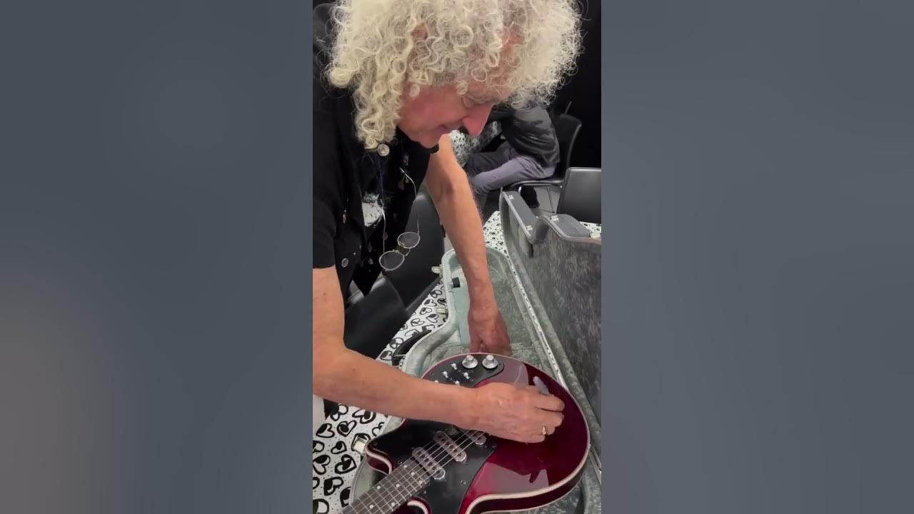 Brian May Signed Guitar  Backstage In Taylor Hawkins Tribute Concert