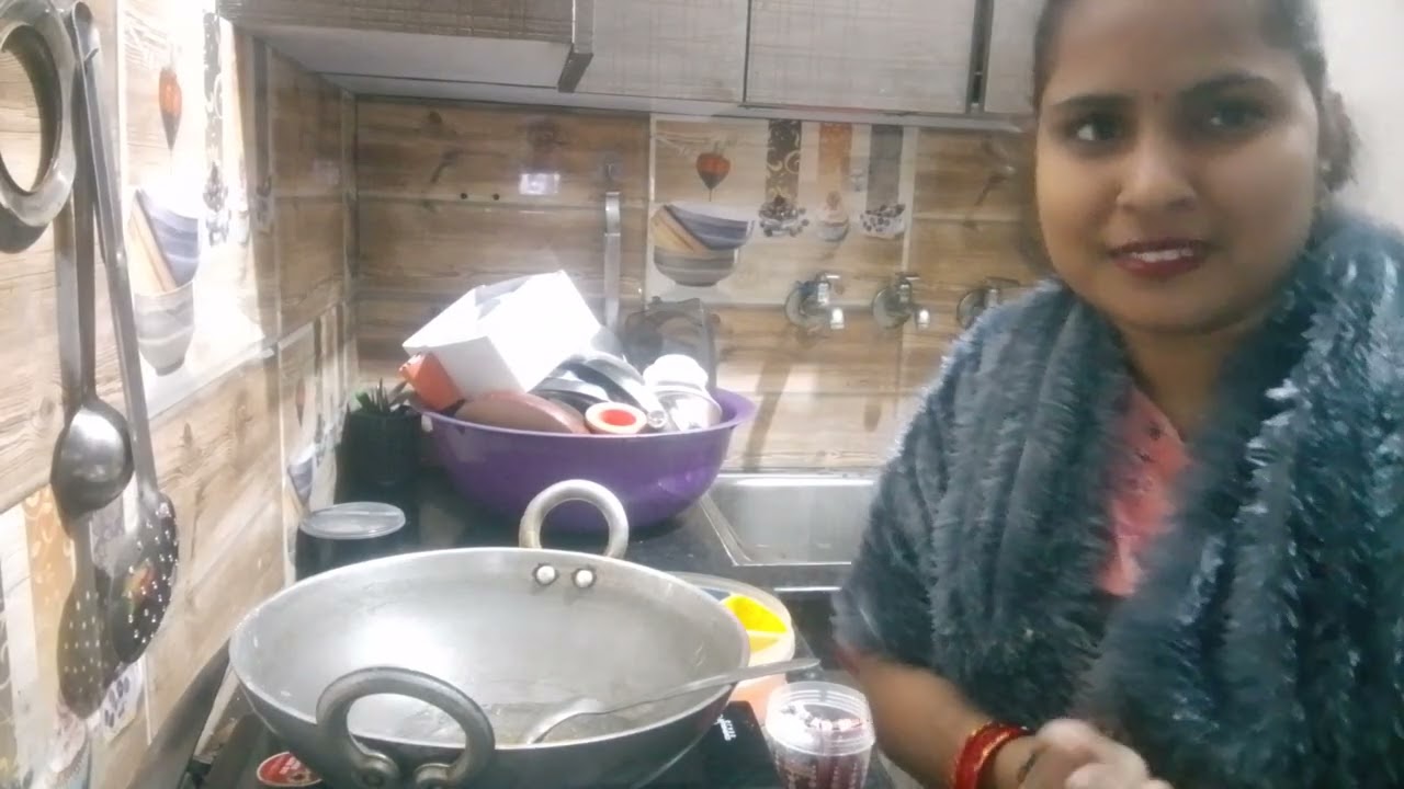 आज मैं आलू की सब्जी और रोटी बना रही हूं