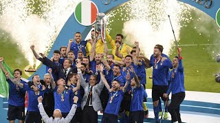 Khoảnh khắc Italia nâng cao chiếc cúp vô địch EURO 2020