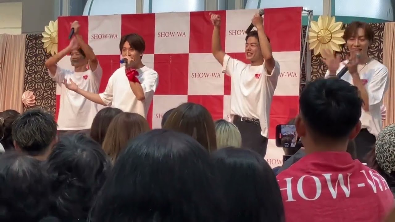 SHOWーWA2024年10月14日沖縄ライブ　サンエー具志川　青山隼様を応援しているファン目線　遠目です。