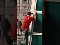 pria ini memanjat menara Taipe 101#viral