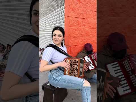Me topé a una niña y su papá tocando el acordeón en las últimas compras navideñas y eché palomazo