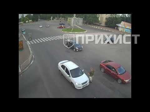 Автомобиль сбил девушку на пешеходном переходе напротив ЦУМа