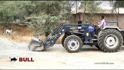 BULL v2 loader with booster bucket on farmtrac 4wd handling loading building materials