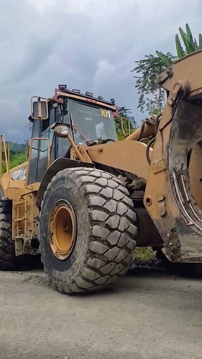 Loader masuk parit,hampir tidak lolos
