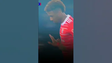 هدف كومان امام باريس ولم يحتفل لانه فيرقه السابق كومان 