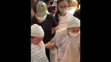 Con gái Hồng Loan khóc ngất trong lúc hạ huyệt NSUT Vũ Linh