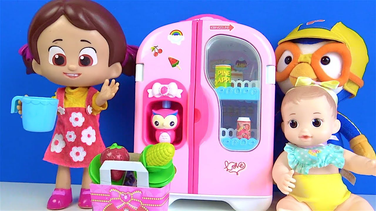 Niloya'nın buzdolabında yeni neler var? Pororo ile Kongsuni oyuncak  buzdolabından bebek Soli su içti - YouTube