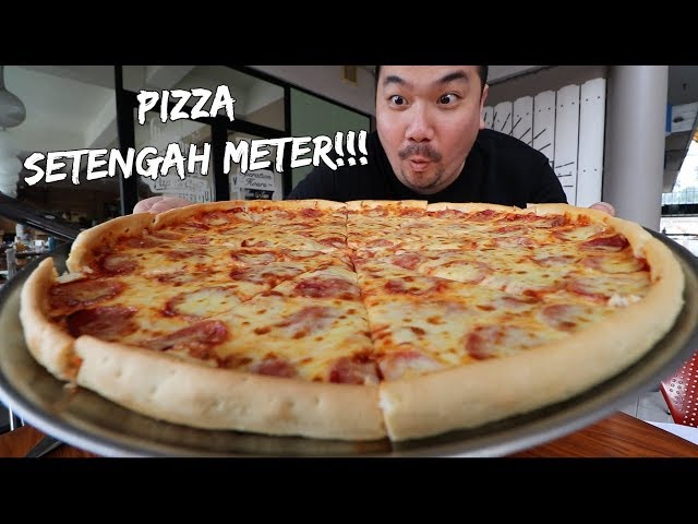 WOW!!! DISINI ADA PIZZA SETENGAH METER!!! class=