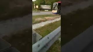 Pemandu bas langgar pembahagi jalan screenshot 2