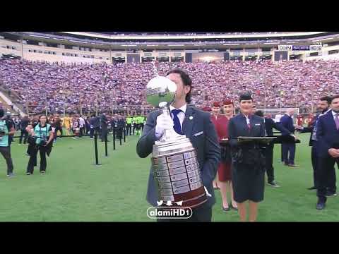 لحظة وضع كأس الليبرتادوريس على منصة التتويج