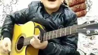 Таджикский гитарист хамара дар хайрат гузошт