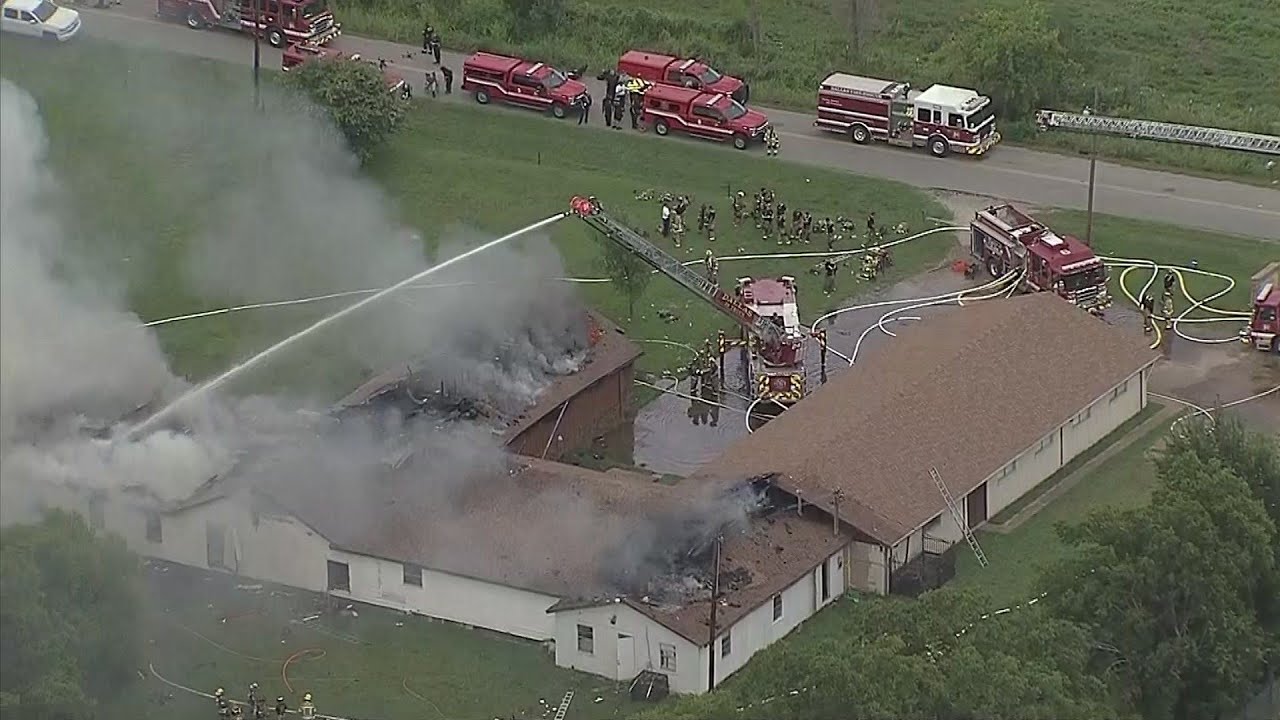 Dallas firefighters battle 2-alarm fire - YouTube
