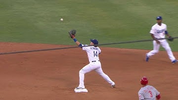 CIN@LAD: Rollins makes a nice flip to get the out