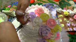 видеоурок: украшение торта розами(видео про то, как расставить розы из белкового крема и листочки на торте., 2013-10-19T23:44:22.000Z)