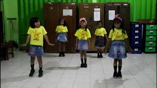 Tari 'Cari Pokemon' - Siswi Kelas II SDN 04 Madiun Lor