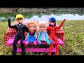 Lost Homework ! Who will help Elsa &amp; Anna toddlers ? Barbie dolls