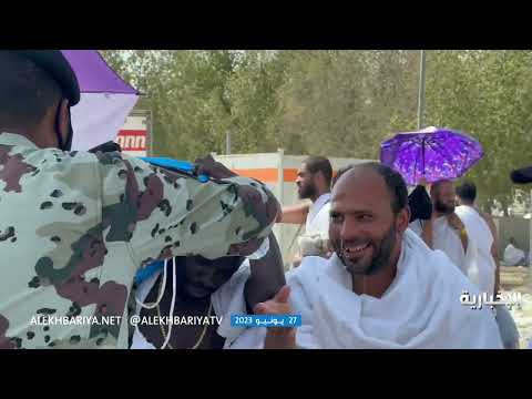 رجل أمن يخفف على الحجاج حرارة الطقس في عرفات