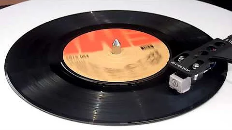 Queen - Another One Bites The Dust - Vinyl Play