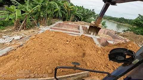 Xúc Đất Vào MÓNG NHÀ Móng Cốc ép Cọc Bê Tông Đã Đổ Dầm. Komatsu Pc 50-2