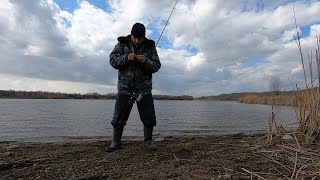 УРА. Льда уже нет, можно спиннинг закинуть. Травим байки, ловим рыбу.