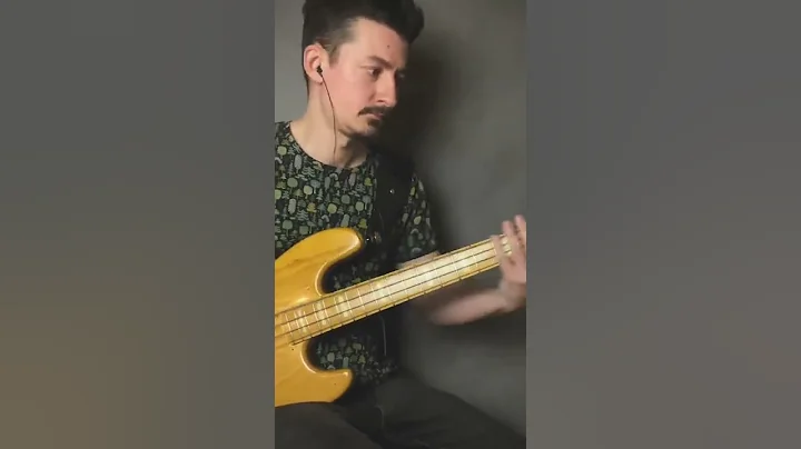Bass lick. How to add chromatic approach to your bass lines