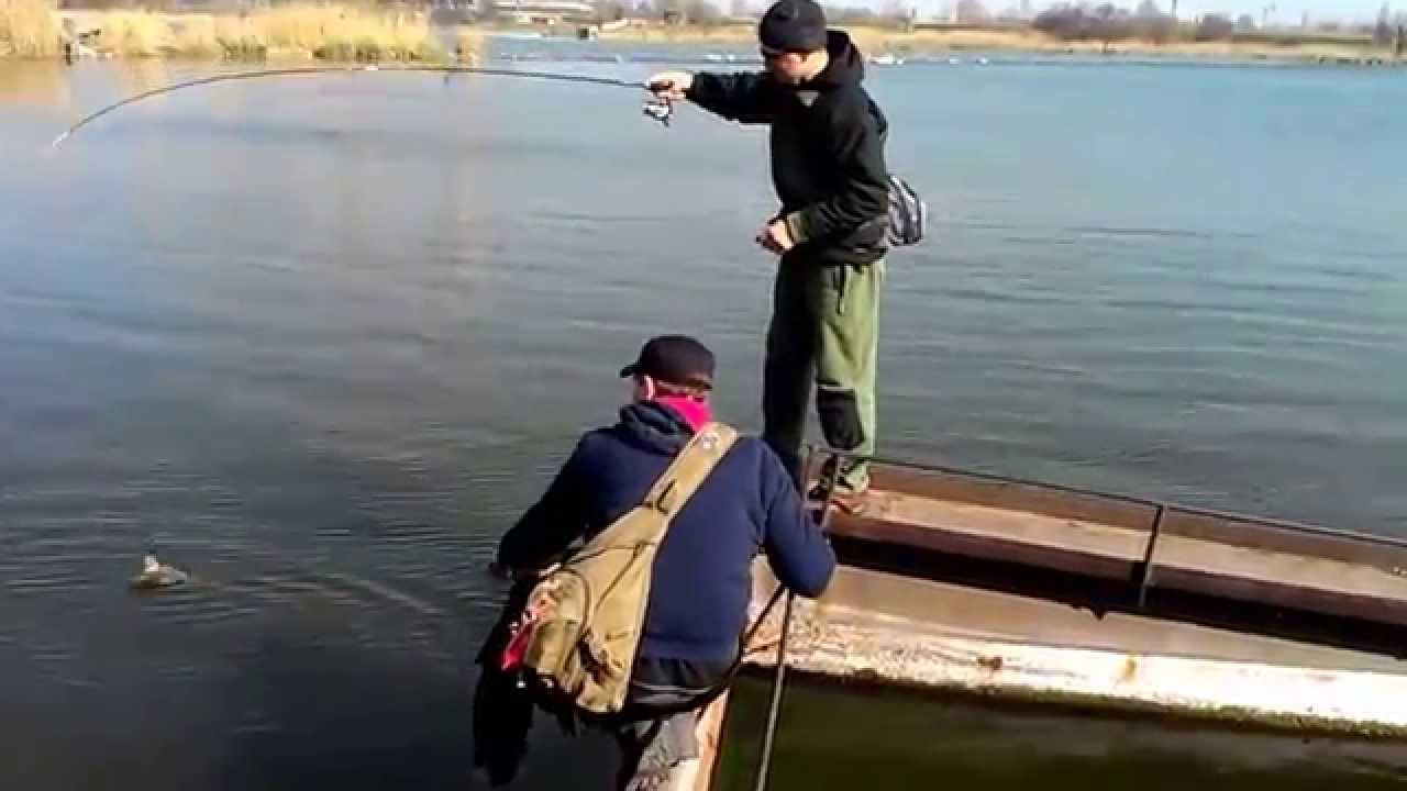 Смешное видео про рыбалку. Редкий случай на рыбалке с ультралайтом. Нежданчик - карп на спиннинг.